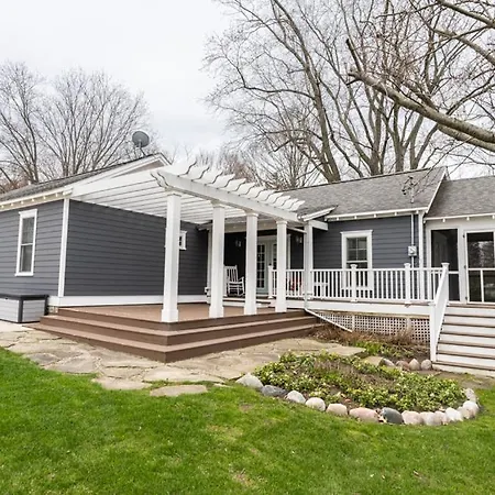 Douglas Cottage - Great Location Walking Distance To Both Douglas Beach And Downtown!